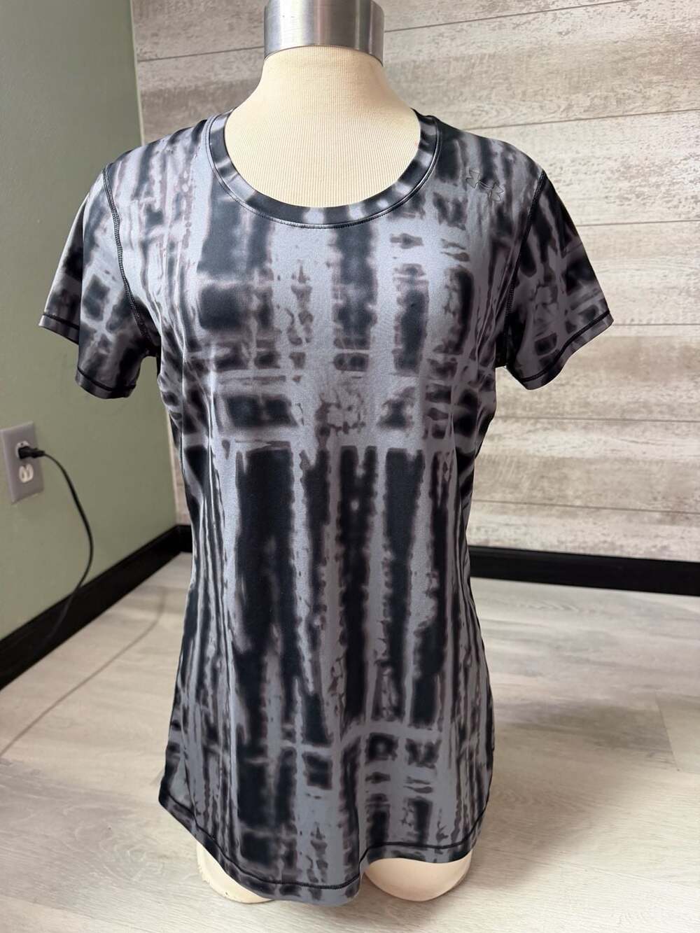 Under Armour HeatGear Fitted T-Shirt Size MD Gray Black Tie Dye